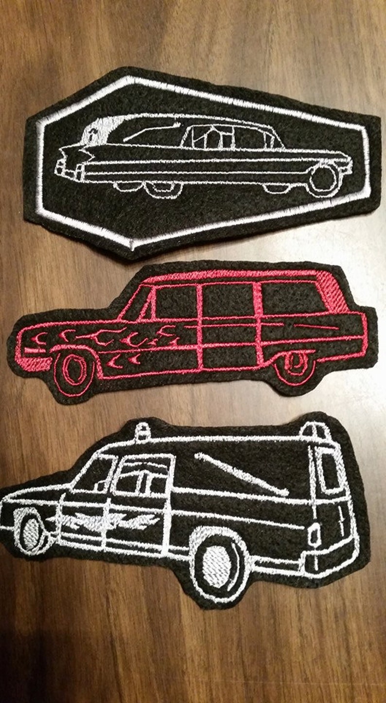 Pode incluir: Tr&ecirc;s patches bordados representando diferentes estilos de carros funer&aacute;rios. O primeiro patch &eacute; preto com um contorno branco de um carro funer&aacute;rio em forma de caix&atilde;o. O segundo patch &eacute; preto com um contorno vermelho de um carro funer&aacute;rio com chamas no lado. O terceiro patch &eacute; preto com um contorno branco de um carro funer&aacute;rio com telhado.