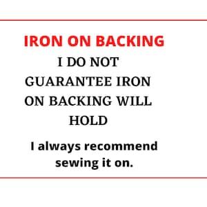 Op de afbeelding: Tekst op een witte achtergrond met rode pijlen die naar links en rechts wijzen. De tekst luidt: "IRON ON BACKING I DO NOT GUARANTEE IRON ON BACKING WILL HOLD I always recommend sewing it on."