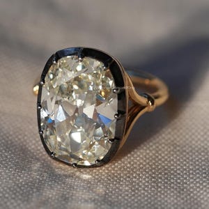 Bague en moissanite géorgienne ancienne taille OMC, bague en moissanite coussin européen ancien de 5,00 carats en or jaune 14 carats serti clos, bague diamant solitaire pour femme
