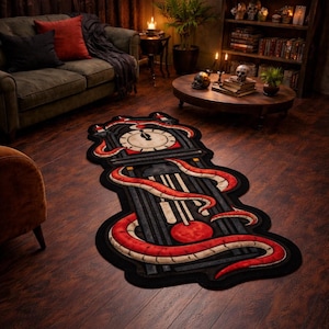 Może przedstawiać: Czarny i czerwony prostokątny dywan z motywem zegara i węża. Dywan ma tarczę zegara na górze, z czerwonym wzorem w kształcie węża wijącym się wzdłuż. Wykonany z wełny.