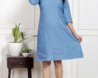 Abito a trapezio in lino blu con maniche a tre quarti, stile minimalista: perfetto per tutti i giorni.