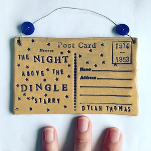 Citation Dylan Thomas : La nuit au-dessus du Dingle étoilé - carte postale en céramique. Fabriqué au Pays de Galles. Frais de port gratuits au Royaume-Uni.