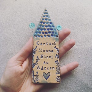 Benutzerdefinierte Wörter Keramik Haus Plakette. Hergestellt in Wales. Kostenloser Versand.