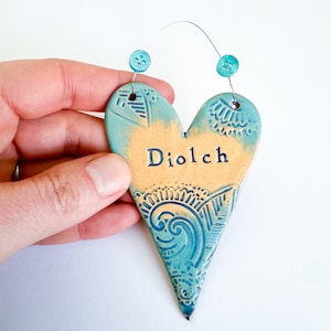 Welsh hart Diolch (bedankt) aqua keramisch hangend hart. Gemaakt in Wales. Gratis verzending in het VK