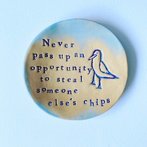 Keramische schaaltje chipstelende zeemeeuw: handgemaakte sieradenhouder