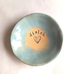 Diolch (Danke auf Walisisch) kleine Keramikschale. Hergestellt in Wales. Kostenlose Lieferung in Großbritannien