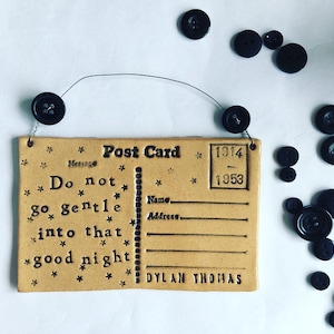 Não vá Gentilmente para aquele cartão postal de cerâmica Good Night (Dylan Thomas). Feito no País de Gales. Entrega grátis no Reino Unido.