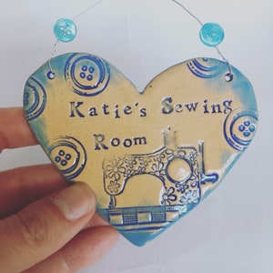 Corazón de cerámica personalizado para la sala de costura. Fabricado en Gales. Envío gratuito al Reino Unido.