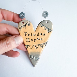 Priodas Hapus (Happy Wedding Day) keramiek hangend hart, duifgrijs. Gemaakt in Wales. Gratis verzending in het VK