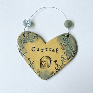 Walesisk keramisk hjärtväggdekoration - Cartref Home Decoration
