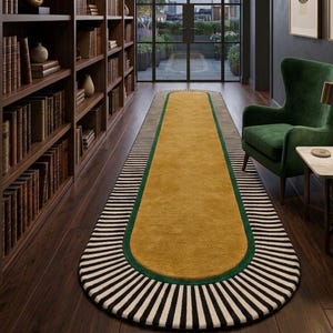 Puede incluir: Una alfombra de pasillo de color mostaza y verde con un borde a rayas blanco y negro. La alfombra está en una biblioteca con estanterías de madera oscura y un sillón verde.