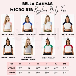 Może przedstawiać: Zdjęcie produktu Bella Canvas Micro Rib Raglan Baby Tee w r&oacute;żnych kombinacjach kolorystycznych. Na zdjęciu koszulki na modelkach, z opcjami takimi jak biały z r&oacute;żowymi, niebieskimi, granatowymi, czarnymi, szarymi, zielonymi i czerwonymi rękawami. Tabela rozmiar&oacute;w w calach.