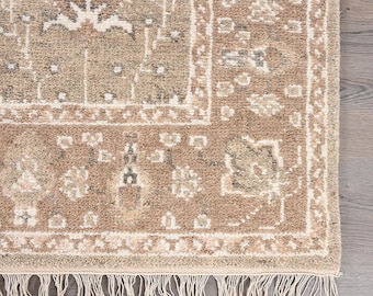 Handgeknoopt wollen oushak-tapijt | Beige en ivoor bloemenwollen vloerkleed I Traditional Home Decor