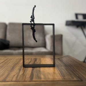 Abstrakt reflektion i metall | Borddesign | Modern heminredning | Minimalistisk design