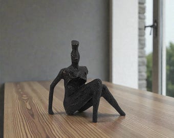 Escultura metálica de una mujer sentada / Escultura femenina abstracta moderna / Diseño de interiores para el hogar