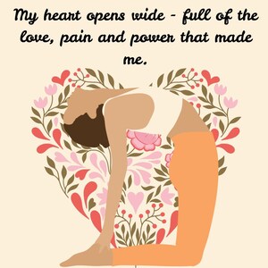 Könnte beinhalten: Illustration einer Person in einer Yoga-Pose, mit einem floralen Herzdesign im Hintergrund. Die Person trägt eine orangefarbene Leggings und ein weißes Oberteil. Der Text oben lautet: "My heart opens wide - full of the love, pain and power that made me."