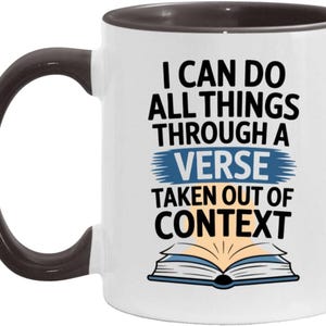 Puede incluir: Taza de cerámica blanca con asa y borde marrón oscuro. La taza presenta el texto "I CAN DO ALL THINGS THROUGH A VERSE TAKEN OUT OF CONTEXT" en negro, con "VERSE" en azul. Una ilustración de un libro abierto en la parte inferior.