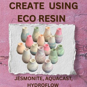 Puede incluir: Una colección de pequeños jarrones coloridos con forma de lágrima. Los jarrones son de varios colores pastel, incluyendo rosa, azul, verde y melocotón, con un efecto marmolado. El texto "CREATE USING ECO RESIN" y "JESMONITE, AQUACAST, HYDROFLOW" es visible.
