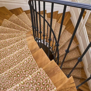 Alfombra de escalera rosa con estampado de leopardo tejida a mano – Alfombra maximalista con estampado animal.