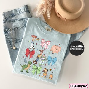 a pair of jeans, a hat and a t - shirt