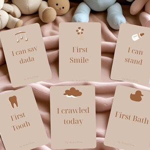 Tarjetas beige con los hitos del bebé: Primeros logros / Ya puedo gatear, Primer diente, Di mamá, etc. / Accesorios neutros para fotos de hitos del recién nacido