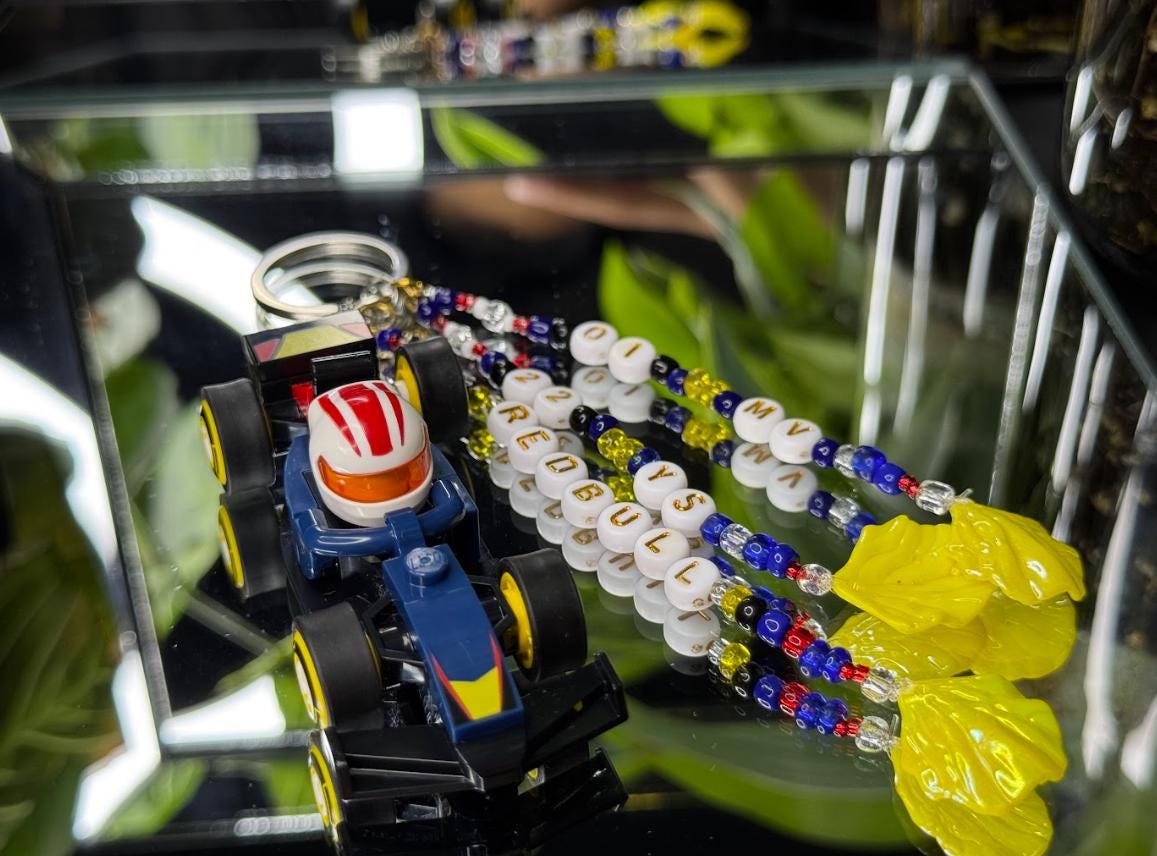 レッドブル　ドライバーキーホルダー4個セット Amazon.co.jp: レッドブルF1ドライバーヘルメットキーホルダー