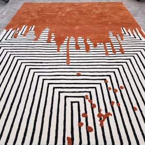 Modern abstract geometrisch vloerkleed, handgetuft wollen vloerkleed, zwart-wit lijnpatroon met roestaccent, eigentijds designertapijt, vloerkleed aangepast formaat