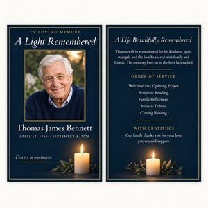 Op de afbeelding: Een set uitvaartprogramma-kaarten met een donkerblauwe achtergrond en gouden tekst. De linkerkaart toont een foto van een oudere man, de naam Thomas James Bennett, data en een brandende kaars. De rechterkaart toont het verloop van de dienst.
