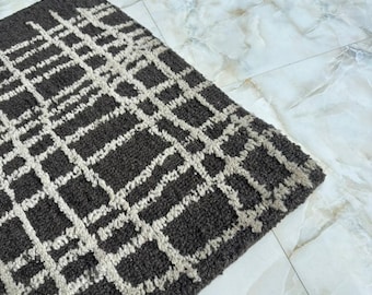 Handwoven Charcoal Checkered Rug - Minimalist Geometric Accent Mat