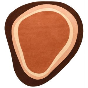 Puede incluir: Una alfombra grande de forma irregular con un diseño en capas. Tiene un borde exterior marrón oscuro, seguido de bandas beige claro, melocotón y un área central naranja quemado. El diseño de la alfombra es moderno y abstracto.