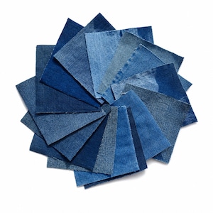 Op de afbeelding: Een cirkelvormige opstelling van denim stofstalen in verschillende blauwtinten. De vierkanten zijn in een radiaal patroon gerangschikt, waarbij de verschillende texturen en wassingen van het denim materiaal tegen een witte achtergrond worden benadrukt.