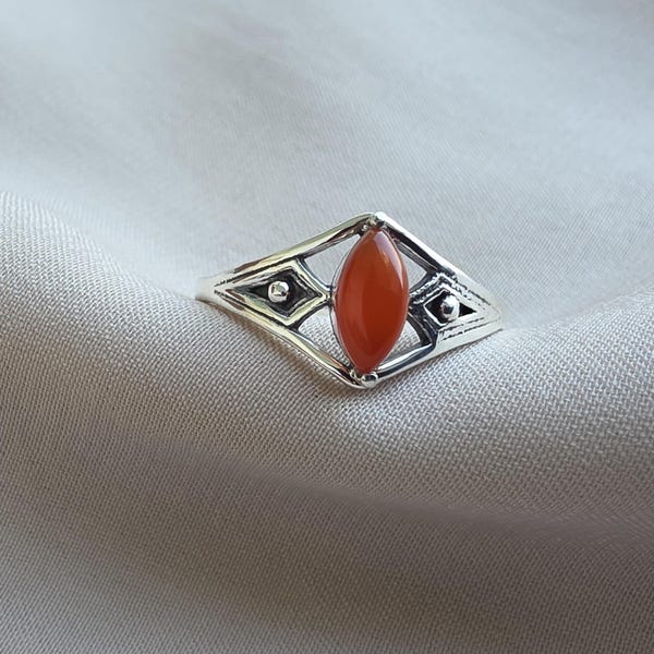 Anillo de cornalina natural en plata de ley 925, hecho a mano. Disponible en todos los tamaños.