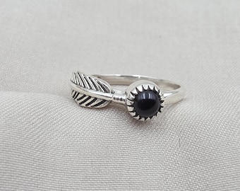 Anillo de plata de ley 925 con ónix negro, joyería minimalista apilable con piedras preciosas.