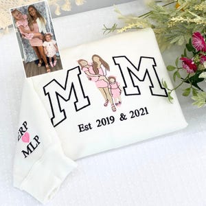 Custom Embroidered Mom Picture Sweatshirt - Personalized Mom Silhouette Crewneck - Mother Daughter Portrait Sweater - Christmas Gift for Mom