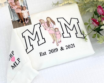 Custom Embroidered Mom Picture Sweatshirt - Personalized Mom Silhouette Crewneck - Mother Daughter Portrait Sweater - Christmas Gift for Mom