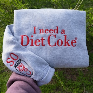 Moletom bordado &quot;I Need A Diet Coke&quot; - Presentes fofos de Natal para namorado - Moletom vintage com gola redonda &quot;Diet Coke&quot; - Moletom retrô &quot;Retro Coke&quot;