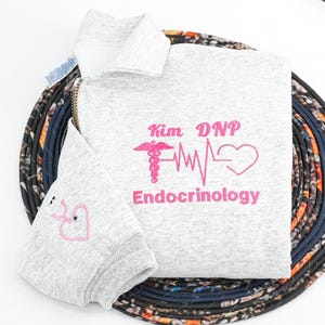 Sudadera bordada con cremallera de un cuarto de asistente médico - Chaqueta de enfermera personalizada - Asistente médico, Enfermera Registrada con cremallera y estetoscopio, Regalo para enfermera