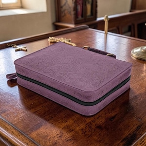 Può includere: Una tazza di ceramica bianca con manico nero e la scritta "But First, Coffee" in stile scritto a mano. La tazza è su una superficie bianca. La tazza è alta 10 cm.