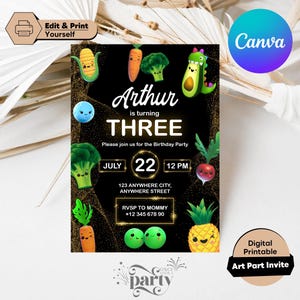 Puede incluir: Invitación de cumpleaños negra y dorada con dibujos animados de verduras y el texto "Arthur cumple TRES". Incluye fecha, hora e información de confirmación de asistencia. Imprimible digital.