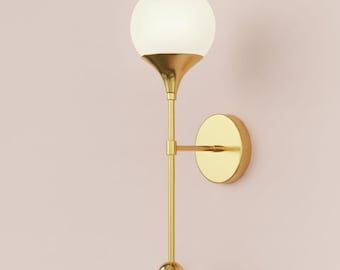 Aplique de pared moderno de mediados de siglo con forma de globo y bola de cristal opalino