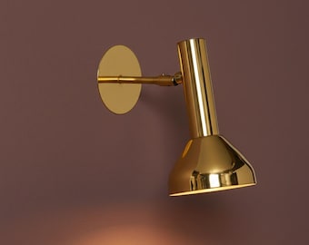 Aplique de pared cromado de mediados de siglo: lámpara cónica de latón ajustable