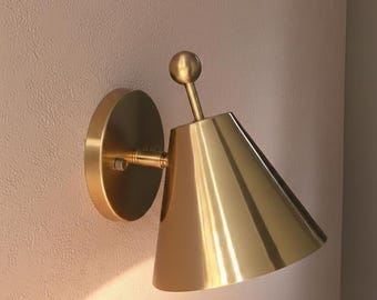Aplique de pared cónico moderno Bass de mediados de siglo: latón y luz de acento minimalista