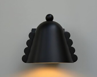 Aplique de pared de latón de mediados de siglo con diseño cónico llamativo, pantalla cromada con detalles de remaches, aplique de pared de latón hecho a mano, luz de pared moderna para decoración del hogar.