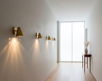 Aplique de pared de latón de mediados de siglo: lámpara de noche con pantalla cónica ajustable, aplique de pared italiano, aplique de pared de latón