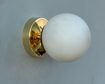 Lámpara industrial moderna de mediados de siglo de 1950 con globo de vidrio blanco, aplique de pared moderno: lámpara de cocina, aplique italiano