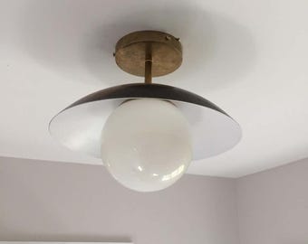 Lámpara de techo Sputnik de disco con pantalla de globo simple y montaje empotrado de mediados de siglo con acabado en latón crudo de primera calidad