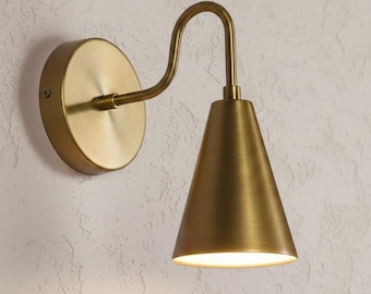 Aplique de pared cónico de latón moderno de mediados de siglo - Lámpara de pared dorada con cableado fijo - Iluminación minimalista para mesita de noche
