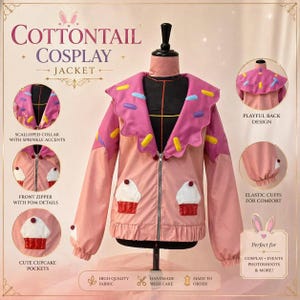 Könnte beinhalten: Rosa-weiße "Cottontail Cosplay Jacke" mit gewelltem Kragen, Streusel-Akzenten und Cupcake-Taschen. Die Jacke hat einen Frontreißverschluss mit Bommeldetails und elastischen Bündchen. Handgefertigt.