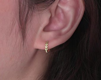 Orecchini a cerchio Huggie con piccole foglie in argento sterling, oro e argento. Cerchi minimali, orecchini Huggie unici, orecchini a cerchio per tutti i giorni.