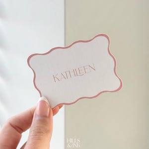 Rosa Tischkarten mit Wellenrand | Minimalistische Party-Namenskarten | Babyparty